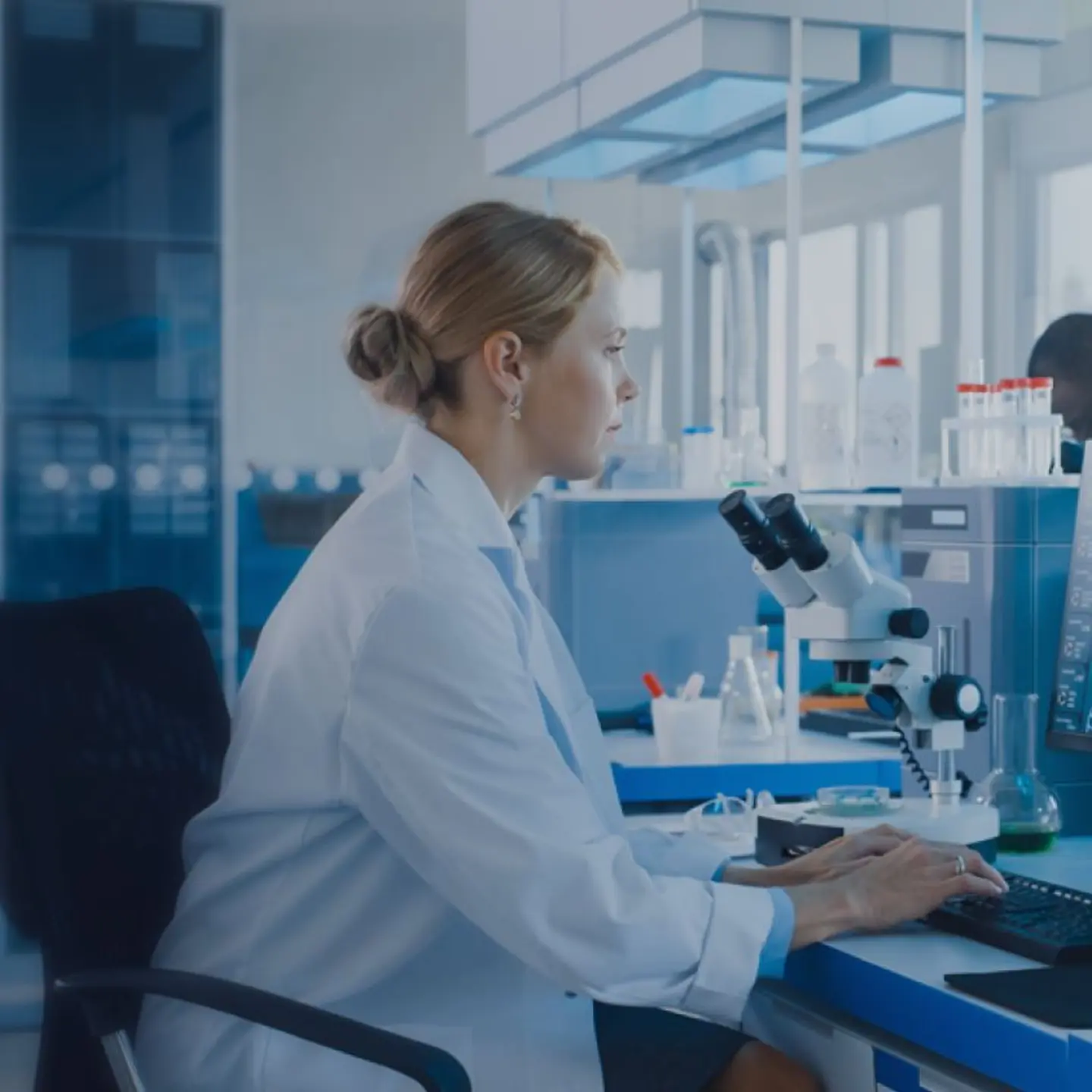 Rejoignez l'Alliance FondaMental Une scientifique dans un laboratoire de recherche