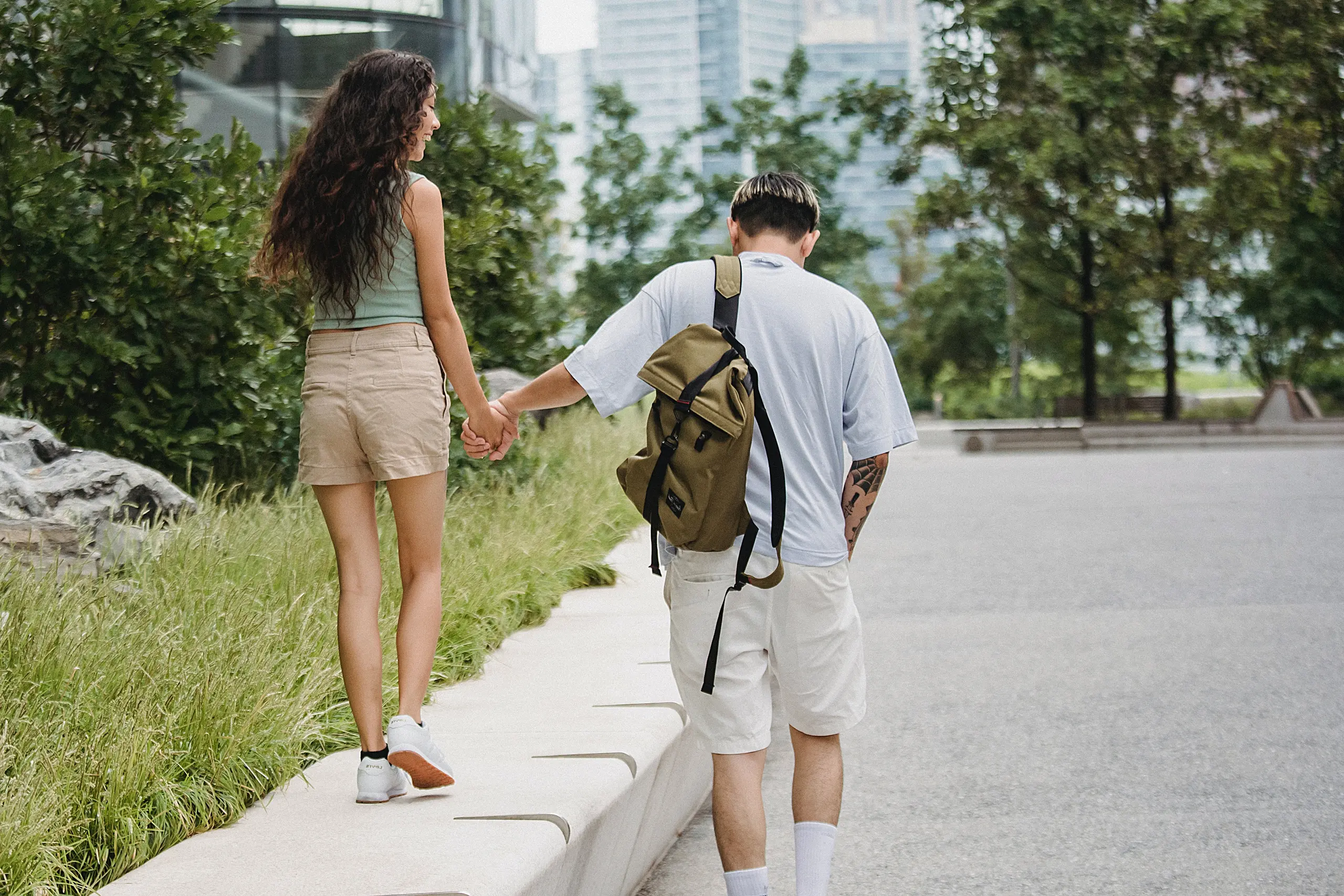 Une femme et un homme se tenant la main